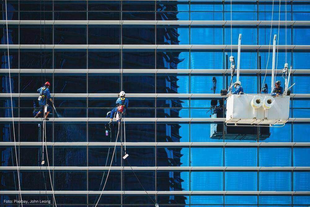 High rise window cleaning of glass facades for a business facilities in which the sky is reflected! 0 (0)