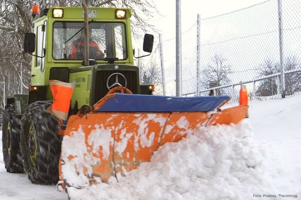 Who is responsible for snow removal around business and commercial buildings? 0 (0)